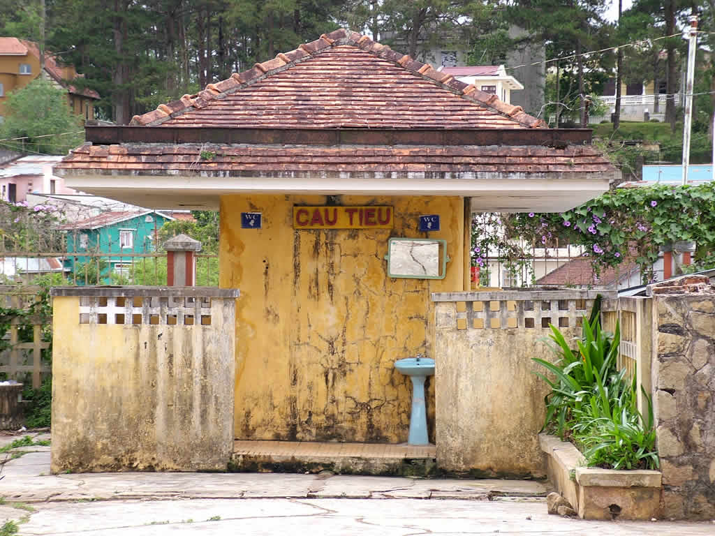 DSCF0486, DaLat Station toilet