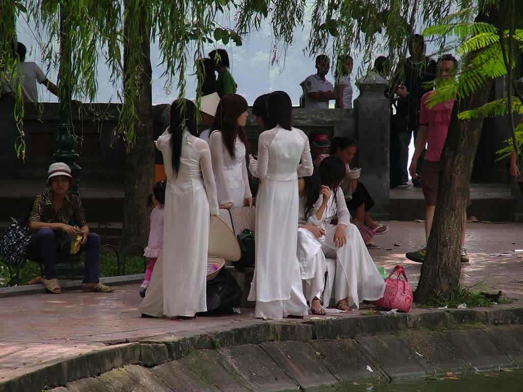 DSCF8685, Young Women at Hoan Kien Lake, Hanoi