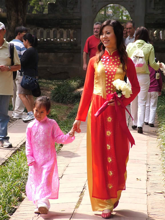 DSCF3443, Hanoi - Ladies in the Temple of Literature