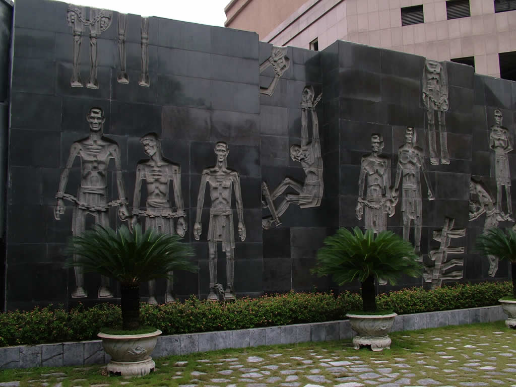 DSCF8993, Wall sculpture at Maison Centrale, Hanoi