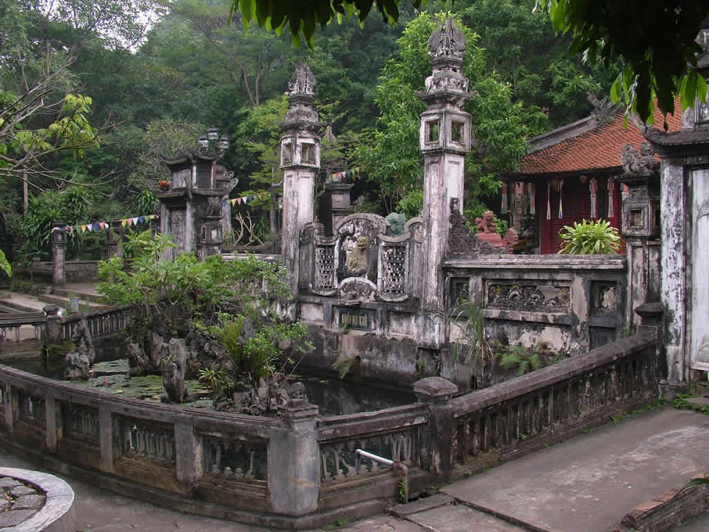 DSCF8522, Within the Thien Tru Pagoda compound