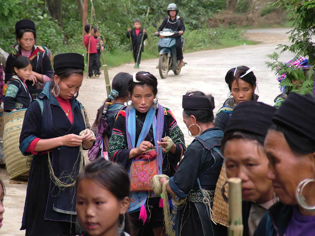 DSCF8827, Black H'mong women and children