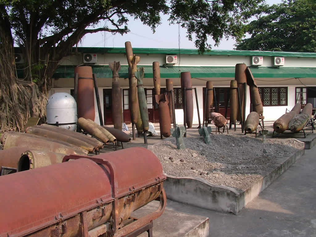 DSCF9207, Bombs in Army Museum, Hanoi