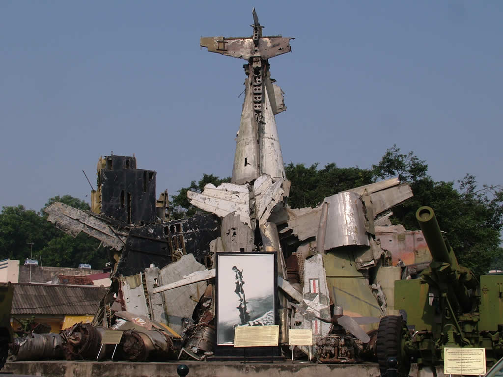 DSCF9212, Aeroplane wreckage, Army Museum, Hanoi
